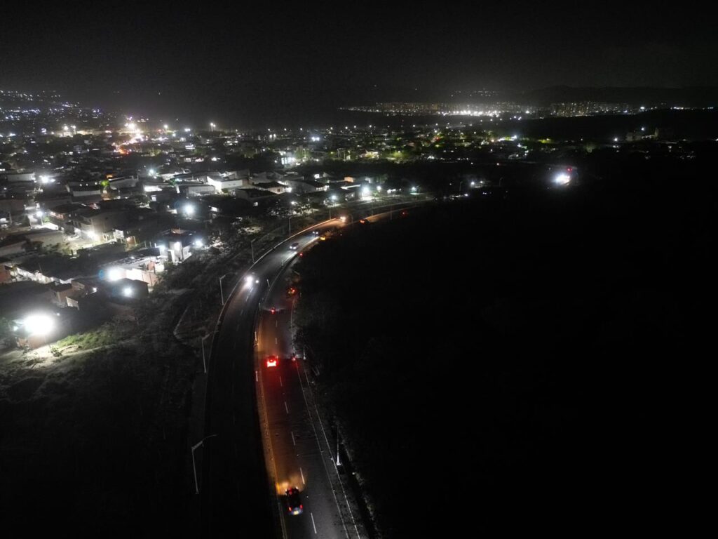 Alcaldía de Barranquilla repone sistema de alumbrado público en la carrera 38 tras afectaciones por hurtos 42 Fotos antes 4