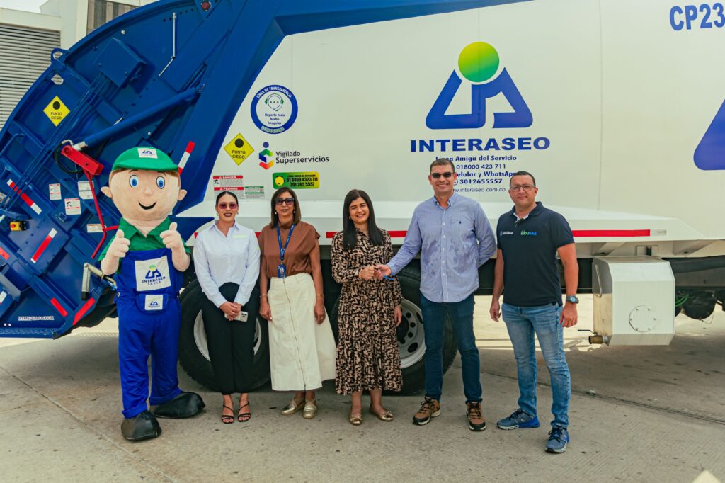 La Alcaldía de Soledad, Edumas e Interaseo entregan nuevo vehículo compactador para fortalecer el servicio de aseo 42 IMG 20260706 WA0119