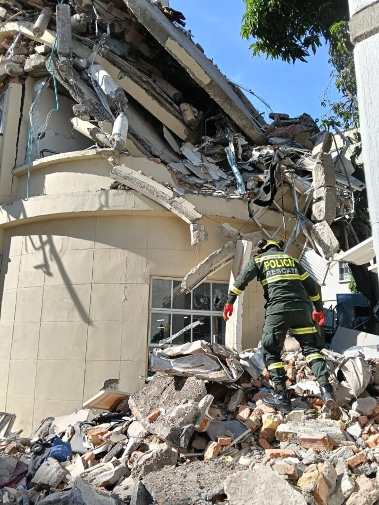 Rescatistas de Barranquilla ya están en Cali apoyando labores de búsqueda tras el sismo 42 rescatistas 2