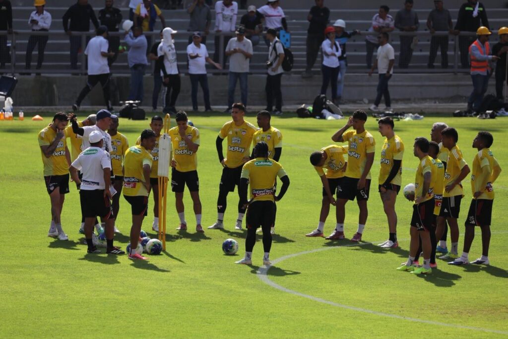Alcalde Char le presenta al Junior la nueva cancha del Supermetro 42 Entrenamiento Junior en Supermetro 2
