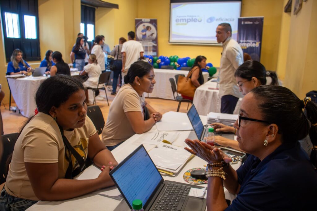 Más de 400 personas se unieron a la “Marea Azul”, la exitosa feria de empleo en Soledad 43 IMG 20261001 WA0147