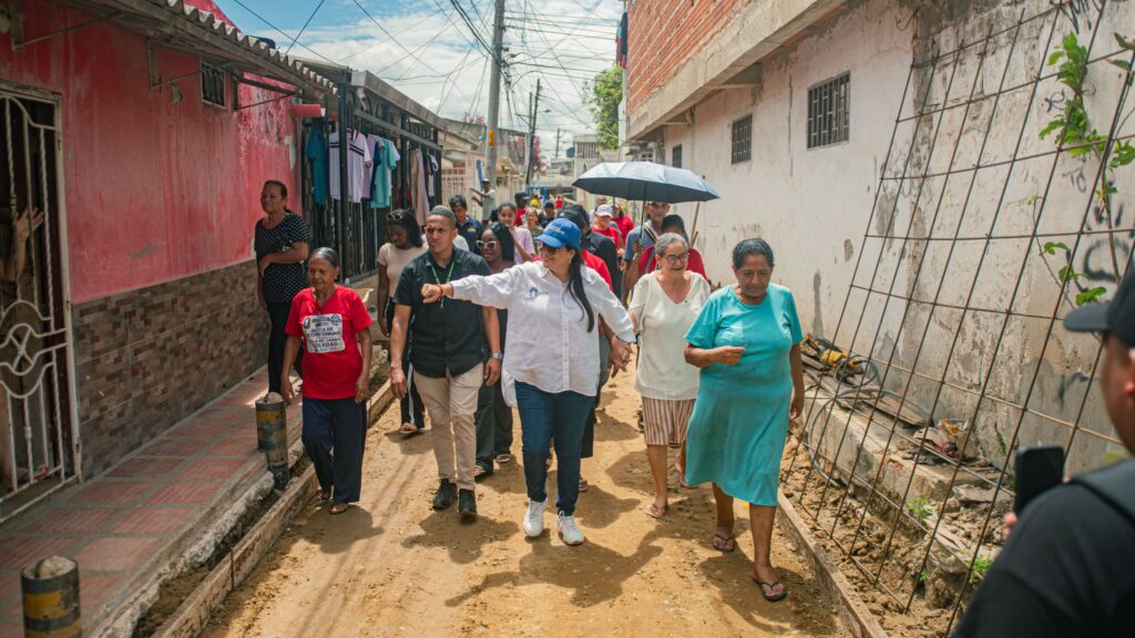 Villa del Carmen 2 comienza a dejar atrás más de 30 años de espera con la pavimentación de su vía 42 IMG 20261024 WA0048