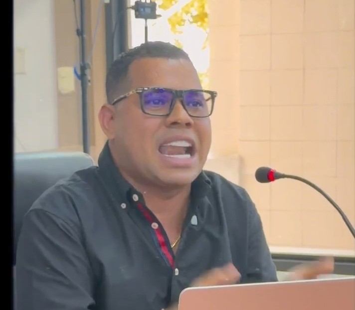“¡Ya está bueno de pañitos de agua tibia!”: Alexis Castillo arremete contra las tarifas de energía en el Caribe 42 Screenshot 20261004 100457 com google android apps photos LocalPhotosActivity2